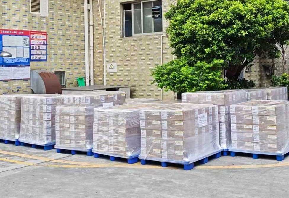 كراتين معبأة بالفعل وفي انتظار الشحن